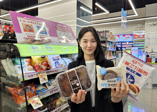 모델이 CU의 디저트 제품을 소개하고 있다. CU 제공